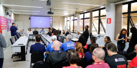 parlamentares e participantes presentes em audiência pública na câmara municipal de bh