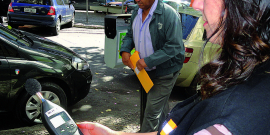 mulher utiliza aparelho medidor de poluição sonora