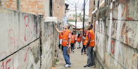 fiscal da prefeitura de belo horizonte percorrem vila do município