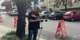 Funcionário da prefeitura mede ruídos em via pública