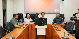 parlamentares presentes em reunião de comissão na câmara de bh