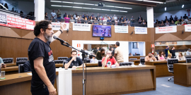 Vereador fala sobre projeto com população acompanhando nas galerias do Plenário da CMBH