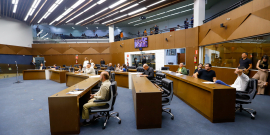 Vereadores reunidos no Plenário durante votação