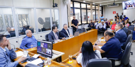 parlamentares e participantes presentes em audiência pública na câmara municipal de bh