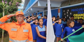 estudantes e militar em formação