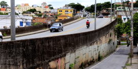 Viaduto sem grades de proteção