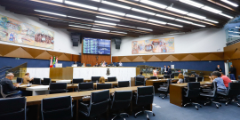 Vereadores reunidos no Plenário durante votação