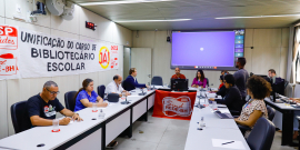 parlamentares e participantes presentes em audiência pública na câmara municipal de bh