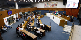 jovens participantes do parlamento jovem no plenário da câmara