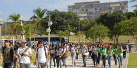estudantes universitários caminham em campus da ufmg