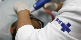 Médico com jaleco do SUS faz atendimento