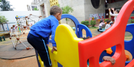 Crianças brincando na escola
