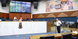 parlamentares presentes na reunião plenária da câmara de bh