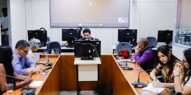 Vereadores e convidados assentados no plenário Camil Caram durante audiência pública