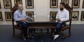 O jornalista Alessandro Duarte entrevista o vereador José Ferreira