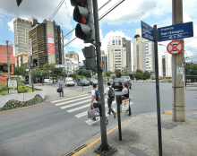 Sinal de trânsito no cruzamento das Avenidas Raja Gabáglia e Contorno