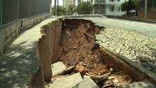 Cratera em via no Gutierrez por rompimento de adutora da Copasa
