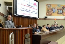 Vereador Heleno discursa durante a solenidade