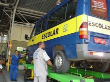 transporte escolar sendo vistoriado