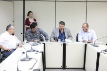 Vereadores em reunião da Comissão de Desenvolvimento Econômico, nesta quarta-feira (27/5). Foto: Mila Milowski