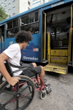 Uma das propostas prevê embarque e desembarque dos ônibus fora dos pontos para pessoas com deficiênciaFoto: Willina Dias/ALMG