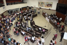 pais e alunos de duas escolas públicas municipais de ensino especial em Venda Nova lotaram plenário Amynthas em audiência