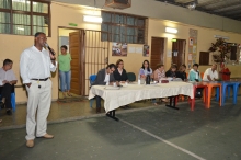 Edinho Ribeiro, ao lado da mesa, fala durante audiência no bairro Glória