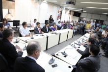 Permissionários e familiares lotaram o plenário para debater direito de herança da permissão (Foto: Mila Milowski)