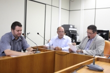 Vereadores Pedro Patrus, Valdivino e Preto (presidente) apreciam pareceres dos relatores no dia 23/2 (Foto: Mila Milowsky) 