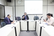 O vereador Joel Moreira Filho, o secretário municipal adjunto de Fiscalização e o representante da SLU debateram o PL 612/13