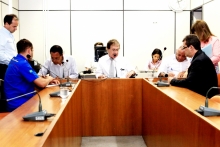 Vereadores da comissão ladeiam o Professor Ronaldo Gontijo, que presidiu audiência pública durante a reunião. (Foto:Rafa Aguiar)