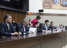 Vereadores da Comissão de Legislação e Justiça compondo a mesa