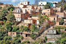 Instalações elétricas irregulares e condições precárias de circulação favorecem incêndios nas favelas