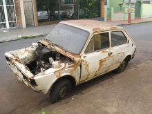 Carros abandonados nas ruas viram problema de saúde pública. Foto: Ilma Guideroli