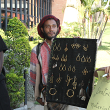 hippie na rua demonstrando seus trabalhos