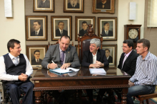 Wellington Magalhães sanciona projeto ao lado do ex-vereador Betinho Duarte - Foto: Divulgação CMBH