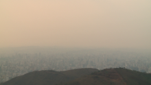 Falta de chuvas facilita a formação de focos de incêndio em BH, ocasionando névoa de fumaça. Foto: TV Câmara (frame)/Divulgação