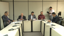 Nas palavras do presidente, Jorge Santos (no centro), Comissão de Orçamento volta às atividades "a todo vapor" (Foto: TV Câmara)