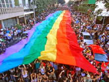 Militantes do movimento GLBT carregam bandeira do arco-íris, símbolo da causa