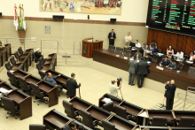 Na primeira reiunião extraordinária do mês, no dia 18 de dezembro, vereadores aprovam sete projetos de lei.