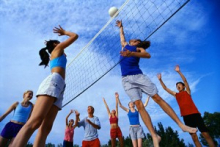 Jovens praticando vôlei