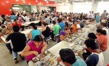 pessoas almoçando no restaurante popular