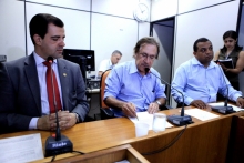 Juninho Los Hermanos, Professor Ronaldo Gontijo (presidente) e Lúcio Bocão aprovam pareceres na reunião (Foto: Rafa Aguiar)