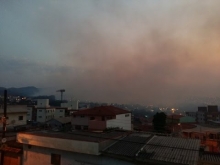 Chamas chegaram a se aproximar de áreas residenciais; danos serão averiguados por vereadores (Imagem: Youtube) 