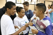 Crianças participantes do projeto Câmara Mirim em reunião de formativa desenvolvida pelo projeto
