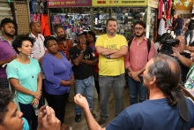 Vereadores conversam com lojistas do shopping popular caetés