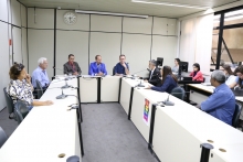 Parlamentares compõem mesa de reunião