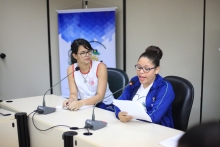 vereadoras mirins em mesa de reunião