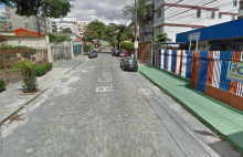 Rua Genebra, no bairro Nova Suíca, ladeada por escola e por prédios residenciais