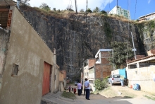 Vista das casas ao pé da pedreira no Bairro Tupi